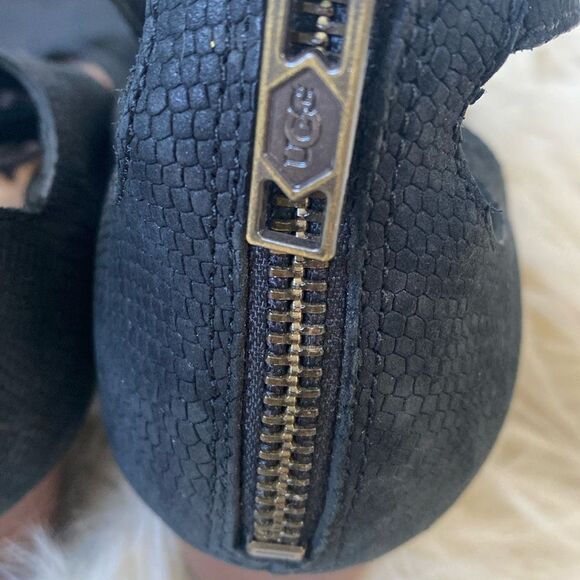 UGG Yasmin Snake Wedged Black Leather Sandals Sz 7.5 Fringes Shoelaces Boho - Picture 10 of 12